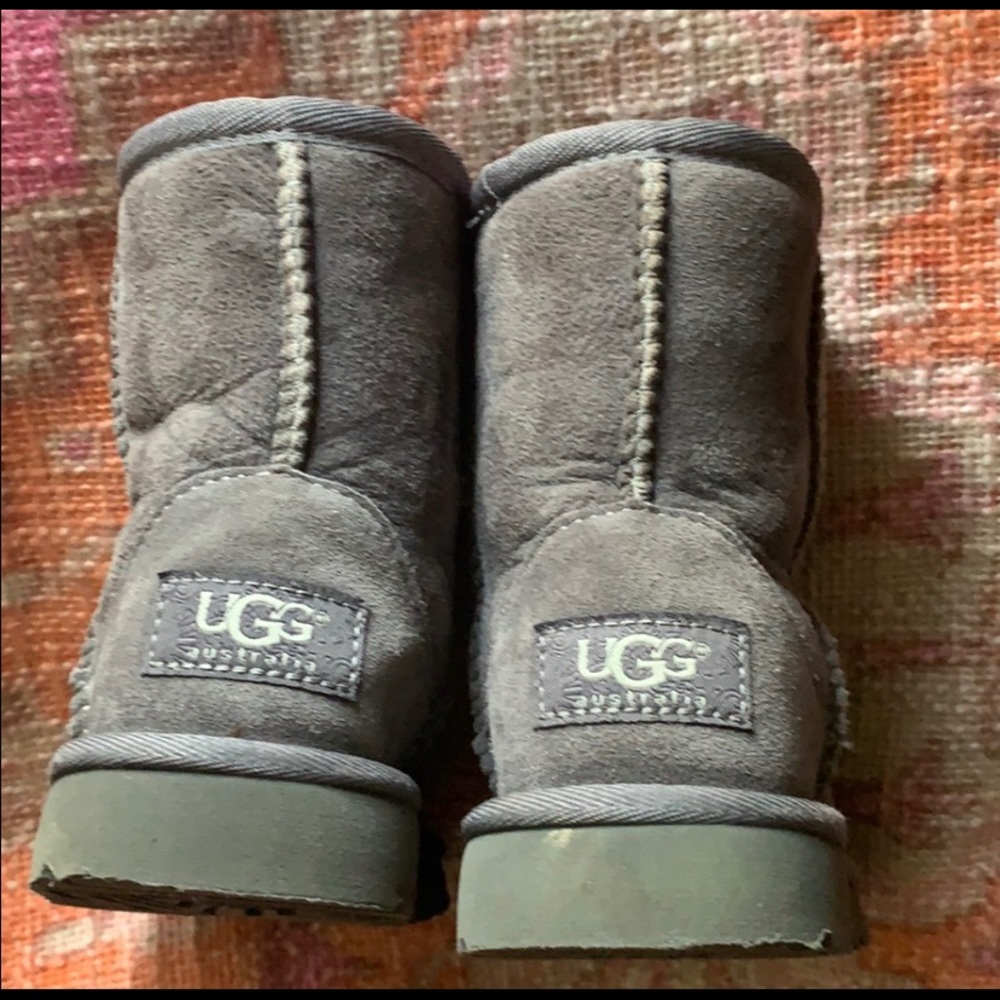 Ugg boots Kids 9 , Gray color , mint condition.